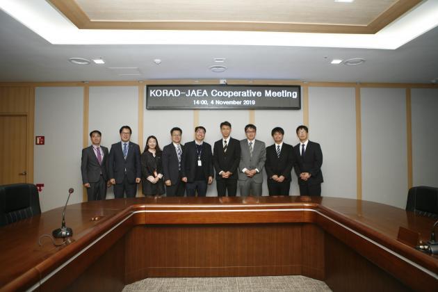 한국원자력환경공단 관계자들이 4일 본사 대회의실에서 열린 기술공유 정기협력회의에서 JAEA 관계자들과 함께 기념촬영을 하고 있다.