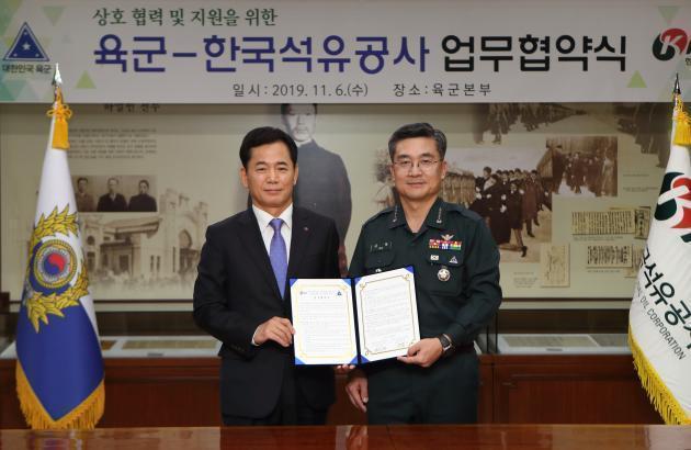 양수영 한국석유공사 사장(왼쪽)과 서욱 육군참모총장이 재난안전관리협약을 체결한 후 기념촬영을 하고 있다.
