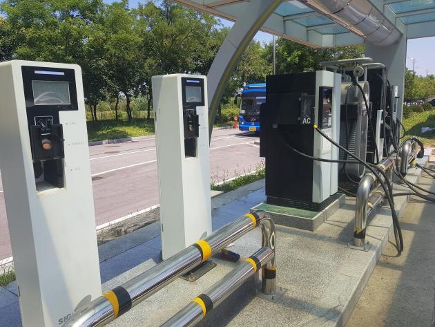 한국환경공단 인천 본사 주차장에 위치한 전기차 충전기.