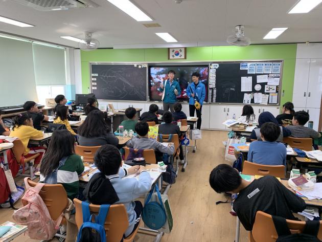 한국원자력환경공단 직원들이 중저준위방폐장 주변 지역 초등학교를 방문해 방사선 측정장비 사용법을 교육하고 있다.