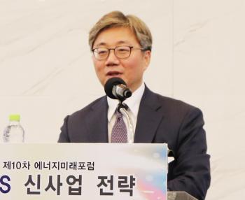 채희봉 한국가스공사 사장이 8일 서울 강남구 삼정호텔에서 열린 ‘2019년 제10차 에너지미래포럼’에서 가스공사의 신사업 전략에 대해 설명하고 있다.