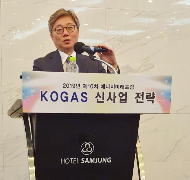 채희봉 한국가스공사 사장이 8일 삼정호텔에서 열린 에너지미래포럼에서 강연을 진행하고 있다.