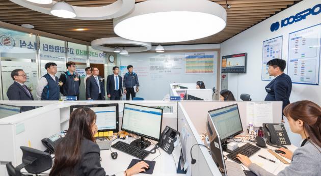 11일 부산 남구 한국남부발전 본사에서 열린 ‘KOSPO 신재생에너지 고객지원센터 개소식’에 참석한 남부발전 노·사 관계자들이 고객지원센터 운영방안을 듣고 있다.