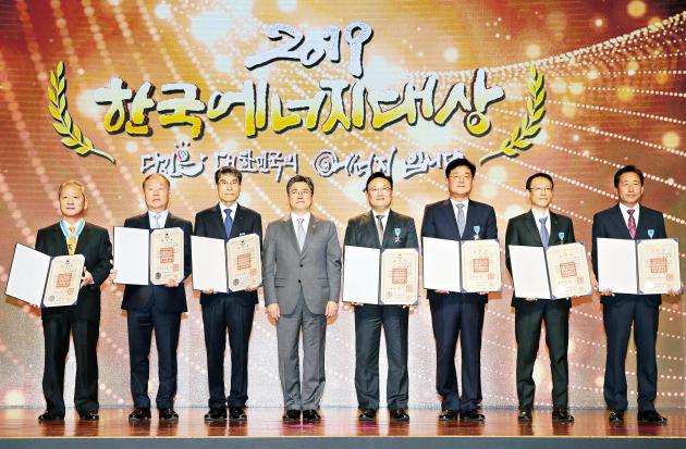 정승일 산업통상자원부 차관(왼쪽 네 번째)이 12일 서울 영등포구 63컨벤션센터에서 열린 '2019 한국에너지대상'에서 에너지효율과 신재생에너지 발전을 위한 공로로 훈장과 포상을 받은 수상자들과 함께 기념촬영을 하고 있다.