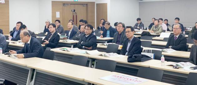 12일 서울 양재동 aT센터에서 열린 승강기학회 추계학술대회에서 참석자들이 신기술 발표내용을 듣고 있다.