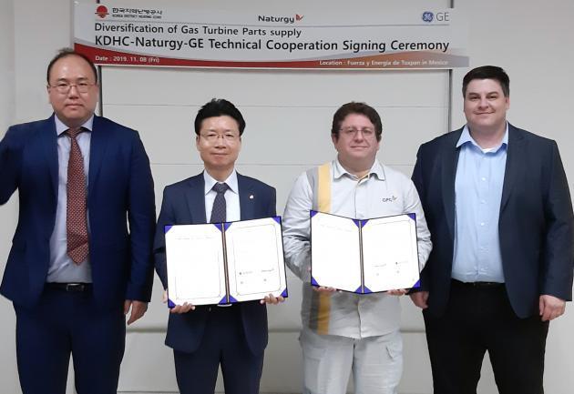 김진홍 지역난방공사 안전기술본부장(왼쪽 두 번째)이 멕시코 Naturgy사와 업무협약을 체결하고 있다.