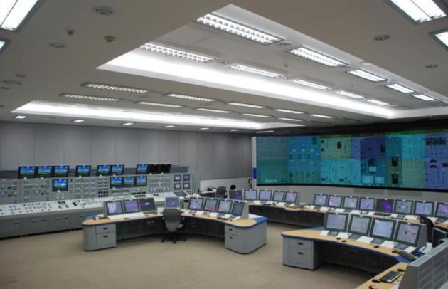 원자력발전소 내 주제어실 전경. 주제어실은 원전 운전에 필요한 각종 장치가 있는 곳으로, 계측제어 시스템을 이용, 원전 주요 계통의 상태와 상황을 한눈에 살펴볼 수 있다.