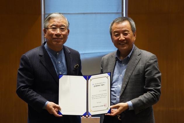 이원진 퍼시픽렌터카 대표(왼쪽)와 김대환 국제전기차엑스포 조직위원장이 18일 제7회 행사 공식 렌터카 지정식에 참석했다.