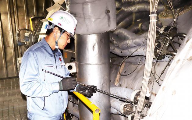 최영록 한국동서발전 일산화력본부 기계부 주임이 국산화 연구과제 전용호기인 가스터빈 5호기를 점검하고 있다.