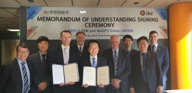 한전KDN은 16일 뉴질랜드 IkeGPS Group과 신사업 개발 업무협약에 대해 협약을 체결했다.(왼쪽 다섯 번째 김장현 한전KDN ICT사업본부장)