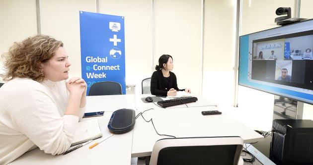 KOTRA가 ‘사이버무역상담실(Cyber Trade Lounge)’을 새롭게 단장해 20일부터 중소·중견기업에 개방한다. ‘제3차 글로벌 화상상담주간(Global e-Connect Week)’도 다음달 5일까지 개최한다. '글로벌 화상상담주간'에 한국기업과 해외바이어, 통역원이 '그룹 화상상담'을 하고 있다.
