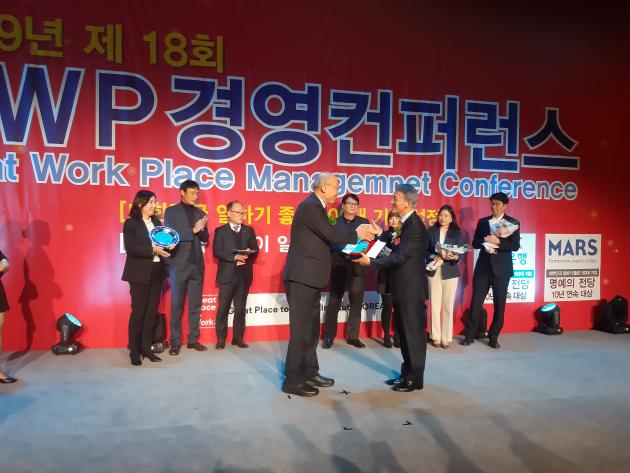 승강기안전공단이 2년 연속‘대한민국 일하기 좋은 100대 기업’시상식에서 대상을 수상했다. 또 ‘한국에서 가장 존경받는 CEO’에 선정된 김영기 공단 이사장이 상을 받고 있다.