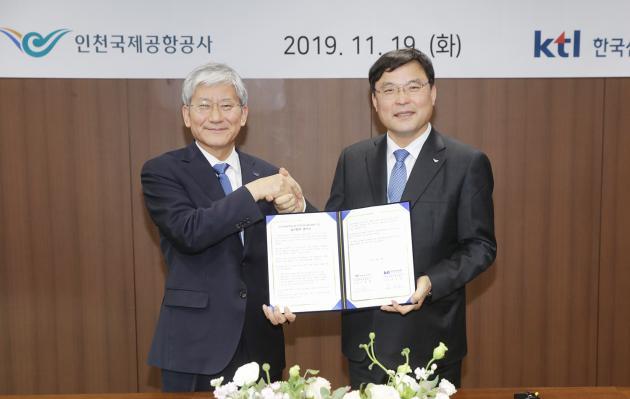 정동희 KTL 원장(왼쪽)은 구본환 인천국제공항공사 사장과 19일 항공산업 중소벤처기업 지원 및 육성을 위한 업무협력 협약을 체결했다. 
