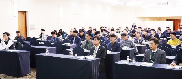 21일 대전 유성구 유성호텔에서 열린 ‘제9회 KEPIC 환경기술 세미나’에서 청중들이 발표를 듣고 있다.
