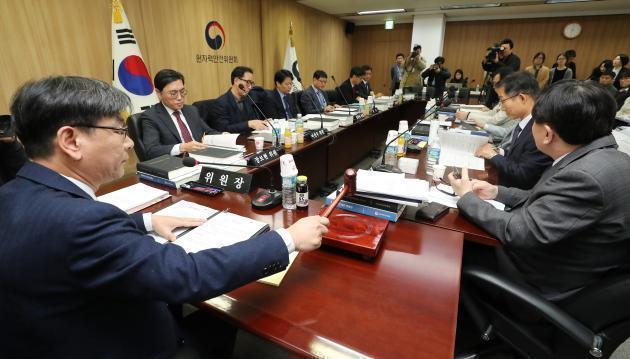 엄재식 원자력안전위원회 위원장(왼쪽)이 22일 오전 서울 종로구 원안위 대회의실에서 열린 제111회 회의에서 개의선언을 하고 있다.
