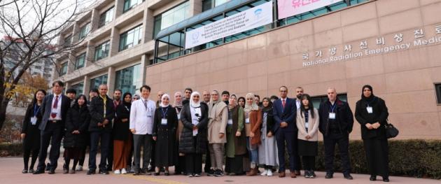 한국원자력의학원 국가방사선비상진료센터가 25일 개최한 ‘IAEA CBC 내부피폭 국제교육과정’에 참석한 국내외 관계자들이 기념촬영을 하고 있다.