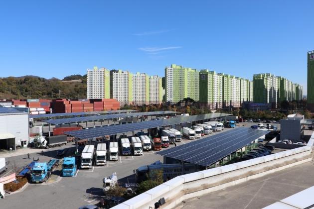 ‘SK내트럭하우스 부산신항사업소’에 구축된 태양광 발전 설비