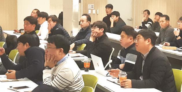 고효율 LED조명 효율등급제 전환을 위한 간담회에 참석한 LED조명업계 관계자들이 한국광기술원의 발표 내용을 진지하게 듣고 있다. 