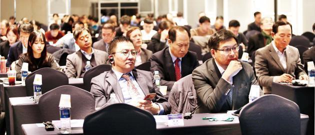동북아 전력포럼에 참석한 귀빈과 참석자들이 전문가들의 발표내용을 경청하고 있다.