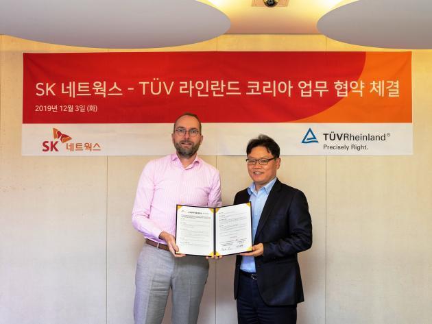 카스텐 리네만 TUV 라인란드 코리아 대표(왼쪽)와 신정식 스피드메이트 사업부장이 3일 서울 광진구 워커힐에서 업무협약을 체결했다.