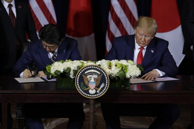 아베 신조 일본 총리(왼쪽)와 도널드 트럼프 미국 대통령이 지난 9월 미국 뉴욕의 인터콘티넨털 바클레이 호텔에서 무역협정에 서명했다. (제공 : 연합뉴스)