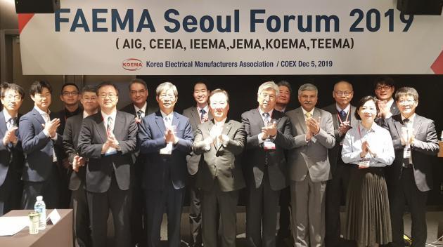 한국전기산업진흥회(회장 장세창)는 5일 서울 삼성동 코엑스 컨퍼런스룸에서 ‘아시아제조업단체연합회(FAEMA) 2019 서울 포럼’을 개최했다. 각국 관계자들이 함께 박수를 치며 서울포럼을 축하하고 있다. 