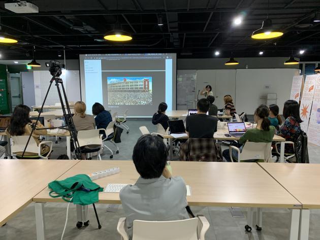 ICT-문화융합랩 프로젝트에 참여하고 있는 한국예술종합학교 학생들이 회의를 하고 있다.
