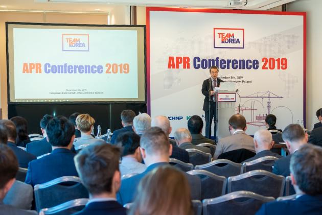 5일(현지시간) 폴란드 인터컨티넨털 바르샤바 호텔에서 열린 한국형원전 홍보행사 ‘APR Conference 2019'에서 윤용우 한수원 해외사업본부 유럽지사장이 발표를 하고 있다.