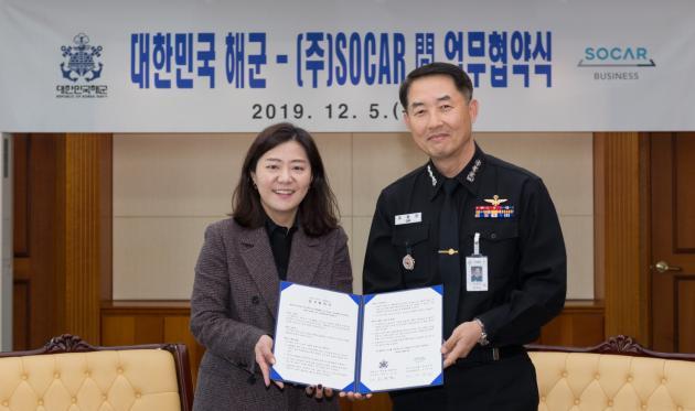 김남희 쏘카 신규사업본부장(왼쪽)과 조정권 해군본부 군수차장이 지난 5일 서울 해군 재경근무지원대대에서 업무 협약을 체결했다.