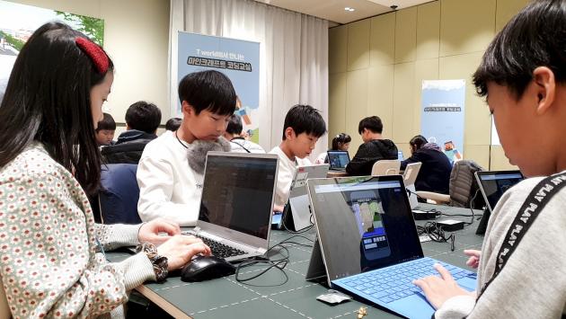 지난 11월 30일 SK텔레콤 서울 보신각점에서 초등생 대상 마인크래프트를 활용한 코딩 시범 교육을 하고 있는 모습.