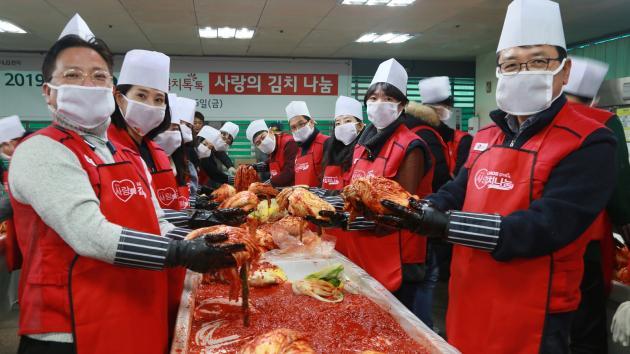 LG전자 임직원들이 사랑의 김치 나눔 봉사활동을 하고 있다.