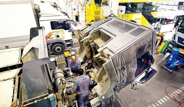 만트럭버스코리아는 지난해부터 독일식 직업훈련인 아우스빌둥을 도입해 자동차 정비분야에 활용하고 있다. 아우스빌둥 효과를 톡톡히 경험하고 있는 이 회사는 내년에도 계속해서 프로그램을 진행할 계획이다.