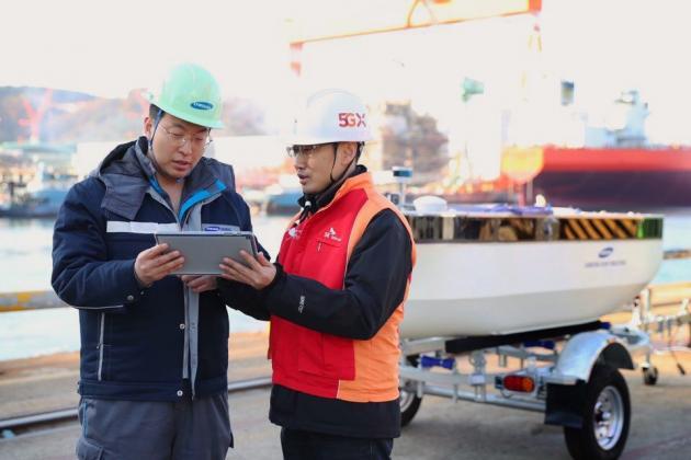  SK텔레콤과 삼성중공업 엔지니어들이 거제조선소 인근에서 자율운항 중인 모형선박을 모니터링하고 있다.