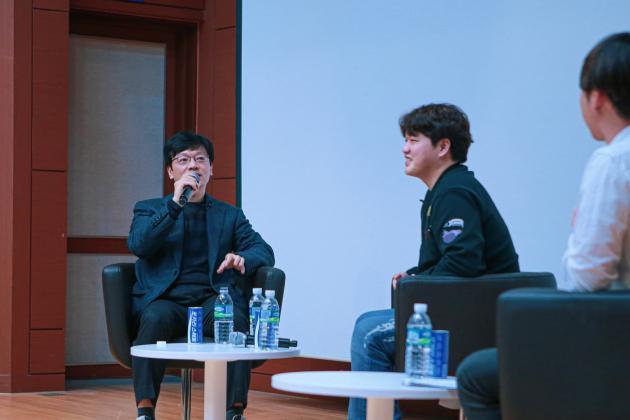 권혁빈 스마일게이트 그룹 의장(왼쪽)과 김태훈 레이니스트 대표가 ‘선배 창업가가 후배 창업가에게 들려주고 싶은 이야기’를 주제로 열린 토크콘서트에 참석했다.