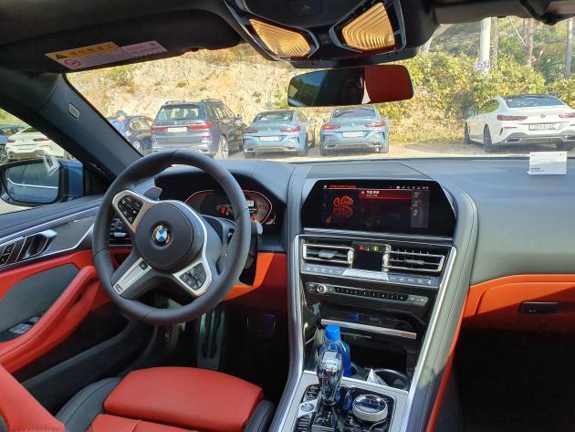 BMW ‘뉴 8시리즈’ 그란 쿠페 모델의 경우 넓은 개방감을 선사하는 파노라마 글래스 루프가 기본 탑재됐다.