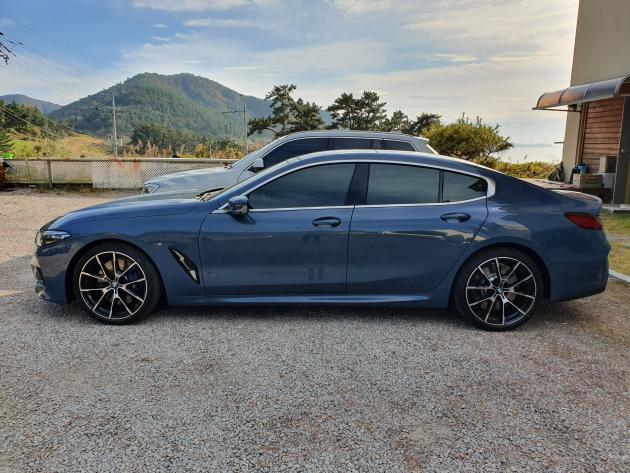 BMW ‘뉴 8시리즈’의 측면부는 넓고 낮게 깔린 차체로 미래 지향적인 실루엣을 보여준다. 