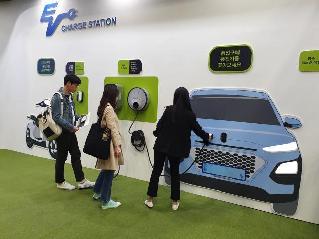 관람객들이 지난 5월 2~5일 코엑스에서 열린 ‘EV 트렌드 코리아 2019’에서 전기차 충전 시뮬레이션을 했다.
