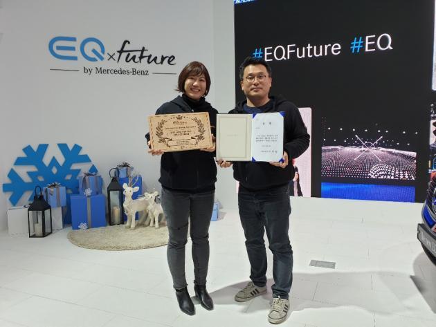 여은영(왼쪽)·김현 스쿨버스 공동대표가 중기부와 메르세데스-벤츠 코리아가 공동 개최한 ‘커넥티드카 스타트업 해커톤’에서 우승을 차지했다.