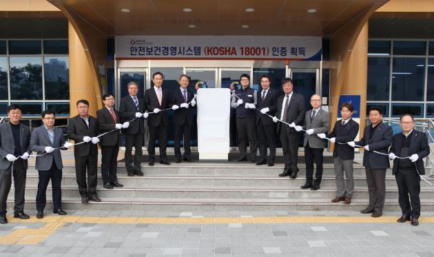 한국승강기안전공단이 17일 공단본부에서 안전보건경영시스템 인증 획득 현판식을 갖고 있다.
