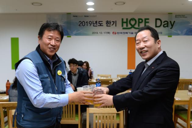 한국전력기술이 2019년 송년행사로 개최한 ‘한기 호프데이’에서 이배수 사장(오른쪽)과 하진수 노조위원장이 잔을 부딪치며 기념촬영을 하고 있다.