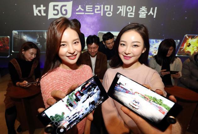 지난 20일 서울 성수동 카페봇에서 열린 '5G 스트리밍 게임' 서비스 발표회에서 KT 모델들이 5G 스마트폰으로 5G 스트리밍 게임을 체험하고 있다.