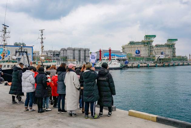 한국가스공사가 ‘한부모 가족 에너지 충전 투어’를 열고 제주 LNG 기지 방문 행사를 진행했다.