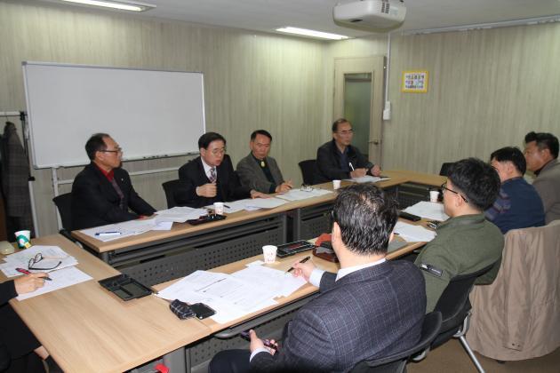 안전생활실천시민연합이 서울 관악구 사무실에서 제21대 총선 대비 전기안전 공약 추천 회의를 진행하고 있다.