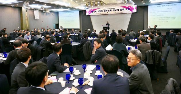 에너지미래포럼은 서울 삼정호텔에서 ‘에너지 시장의 현주소와 에너지 정책 방향’을 주제로 ‘2020년 제1차 에너지미래포럼’을 개최했다. 김정관 대표가 인사말을 하고 있다.