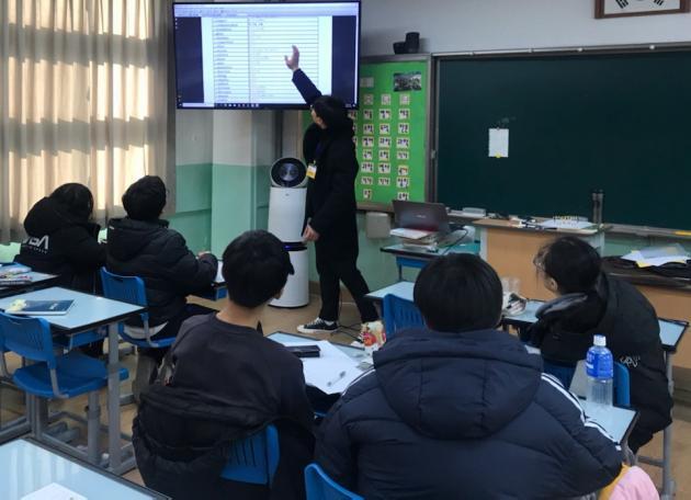 한국수력원자력 한울원자력본부 주변의 한 학교에서 지식나눔 봉사활동 ‘아인슈타인클래스’가 진행되고 있다.