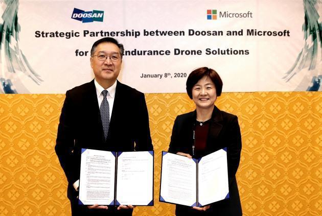 이두순 두산모빌리티이노베이션 대표(왼쪽)와 우미영 한국마이크로소프트 부사장이 CES 2020에서 ‘수소연료전지 드론 솔루션 개발’을 위한 협약을 맺었다.