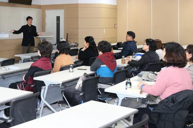 10일 대전 유성구 원자력연구원에서 대전, 세종 지역 중·고등학교 교원들을 대상으로 원자력 세미나가 진행되고 있다.