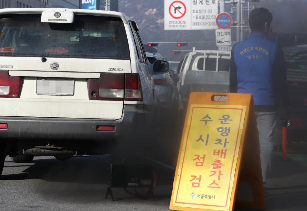 수도권에 미세먼지 예비저감조치가 시행된 3일 오후 서울광장 앞에서 서울시 미세먼지 특별단속반이 노후 경유차의 배출가스를 점검하고 있다.