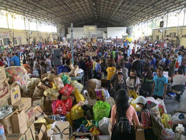 필리핀 수도 마닐라에서 남쪽으로 약 65km 떨어진 탈 화산이 폭발해 바탕가스 주 타나운에 마련된 대피소에 주민들이 피신했다. (제공 : 연합뉴스)