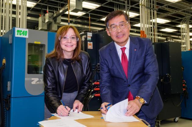 LG화학 CEO인 신학철 부회장(오른쪽)과 GM CEO인 메리 바라 회장이 지난해 12월 미국 미시간주에 위치한 GM 글로벌테크센터에서 합작 계약을 체결하고 있다.